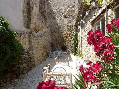 EXCLUSIEF AGENT, In het hart van de Drôme Provençale in de buurt van GRIGNAN, In het centrum van de prachtige villa van Baume-de-transit, Mooi charmant huis volledig gerenoveerd en omgevormd tot een Loft-geest, U komt binnen via een prachtige houten ...