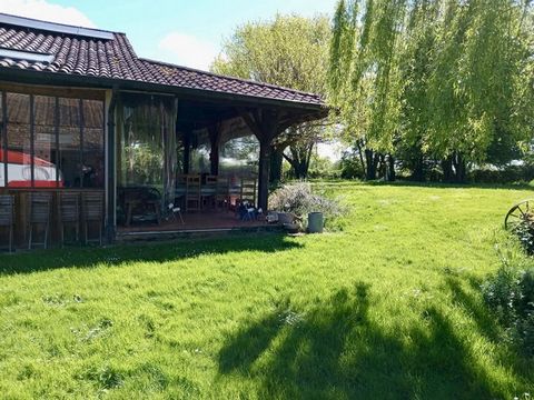 Ik ben verheugd dit charmante huis exclusief te presenteren, het ligt op een paar minuten van de stad Romenay in een rustige maar niet geïsoleerde omgeving. Het heeft een weelderig aangrenzend stuk grond met een oppervlakte van 3110 m2 en een halfvri...