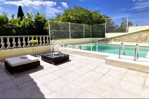 Charmante maison de village sur deux niveaux avec piscine et grande terrasse ensoleillée , avec un garage de 160m²