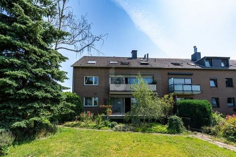 Cet immeuble d’appartements aux proportions généreuses se compose de quatre unités d’habitation d’une surface habitable totale d’environ 273 m², réparties sur neuf pièces. L’appartement du rez-de-chaussée est actuellement occupé par la propriétaire e...