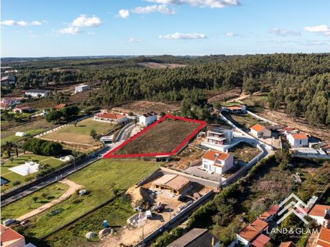 Terrain urbain situé à Maxial à Torres Vedras Avec une légère pente et une exposition au soleil orientée plein sud, vous trouverez ce terrain urbain d'environ 2000m². Ce terrain vous offre la possibilité de construire une maison de plain-pied ou la r...