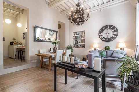 Vivete il fascino del centro storico di Lucca soggiornando in questo delizioso appartamento al piano terra, che coniuga perfettamente il fascino medievale con i comfort moderni. Situato lungo la pittoresca Via del Fosso, un tempo un vivace corso d'ac...