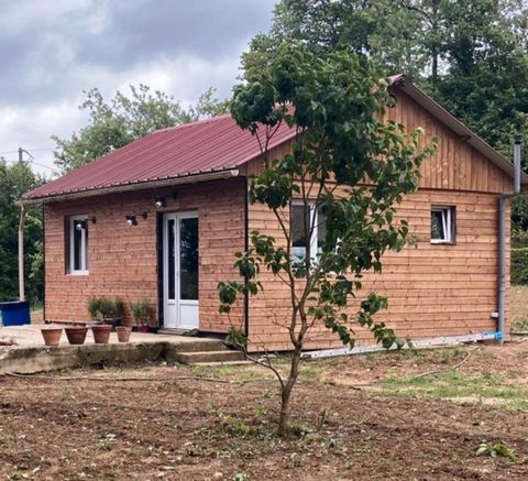 Chalet meublé au coeur du Perche entièrement rénové et quasiment autonome avec bois attenant.