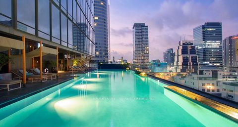     Te koop Uitzonderlijk appartement in het Ritz Carlton Bangkok   In een van de meest prestigieuze residenties in Thailand bieden wij u een zeldzame woning aan op de 30e verdieping van het Ritz Carlton Bangkok. Dit appartement van 133 m2, luxe, com...