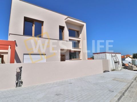 Villa confortable de deux étages, située dans un quartier calme, avec une excellente exposition au soleil, son emplacement privilégié près du centre du village de Santa Cruz et ses belles plages, vous permet un accès facile à toutes les commodités, c...