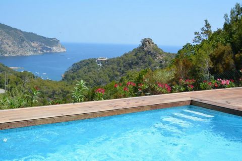 Située dans l'un des quartiers les plus prisés de la Costa Brava, cette charmante villa se trouve dans le secteur sud d'Aiguablava, une zone résidentielle très calme, à seulement 5 km du centre de Begur et à 1 km de la magnifique plage d'Aiguablava. ...