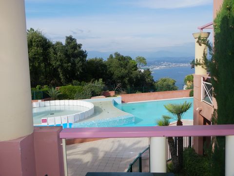 Théoule sur Mer - sur les hauteurs, dans résidence avec grande piscine, coquet 2 pièces de 34 m² avec 8 m² de terrasse couverte avec une jolie vue sur la piscine et la baie de Cannes - composé d'un salon avec kitchenette- une chambre , salle de bain ...