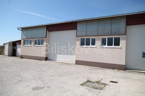 Kastela, Kastel Stari Business space (hall) below the Adriatic highway. Hall area: 330m2 Land area: 1.180m2 Hall dimensions approx. 27.5 x 12.4m   Above the office space there is a gallery with office space approx.110m2 Access: 4m wide asphalt road  ...