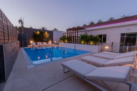 Boutique Hotel, rated 5 stars, in the center of Playa del Ingles. Construction of the year 2017 with quality and luxury design. Pleasant communal areas with a heated pool, solarium and green areas. Composed of 6 select villas with 1 and 2 bedrooms wi...