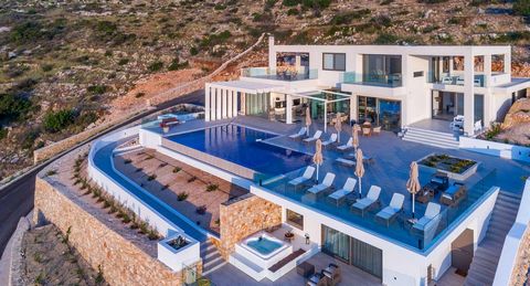 Deze prachtige villa is gelegen in de noordelijke regio van Zakynthos, met uitzicht op de haven van Agios Nicholas. Het gebied staat bekend om zijn natuurlijke schoonheid en ongerepte stranden zijn er in overvloed. De villa is ontworpen volgens de ho...