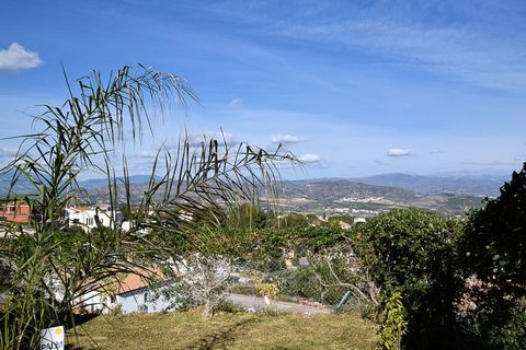 Esta espaciosa villa independiente está situada en una urbanización tranquila, tiene una hermosa vista sobre el valle verde en Alhaurin de la Torre y está a 25 minutos del aeropuerto de Málaga. La villa está amueblada de forma moderna y ofrece todas ...