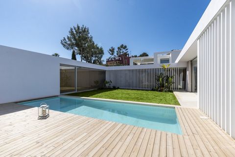 New modern villa with interior patio in Costa de la Calma. This new project has been recently completed and has been inspired by the Mediterranean tradition of centering life around a cosy private patio. The entire villa, except the garage, technical...