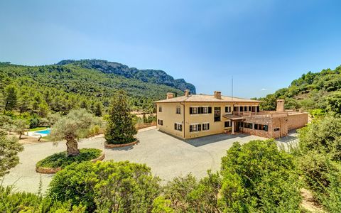 This majestic finca is located in the mountains between Bunyola and Orient in an idyllic location with privacy. The 20 year old finca, which was built with high quality materials, offers a main house and 2 guest houses. In total the 12 bedrooms and 9...