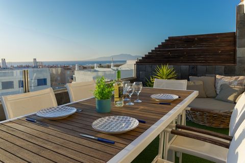 Beach apartment for rent in Tarifa which is just a 2 min walk to Los Lances This apartment is located in a great zone, just up the steps from Surla and Cafe Del Mar Playa. Its in an elevated position with superb private terrace which enjoys great sea...