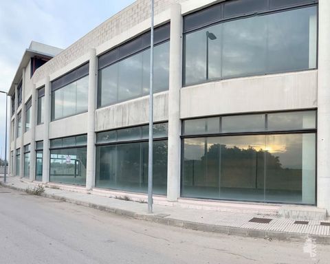 Grupo Avis real estate sells commercial premises in Gandia. The place is perfect for a bazaar or a Chinese restaurant, furniture store, etc. The premises or nave is totally diaphanous, has no distribution, consists of a ground floor with a total of 7...