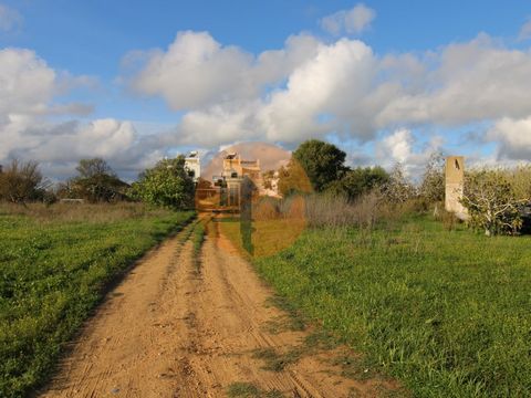 Terrain mixte, d'une superficie brute de 12.280m2, situé dans un quartier calme d'Olhão, avec un bon accès. Le terrain dispose de deux maisons au sol qui sont habitables mais peuvent être améliorées ou retravaillées. Le terrain a un grand potentiel p...