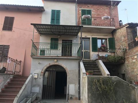 CITTA' DELLA PIEVE (PG), loc. Moiano: detached sky-land of 100 sqm on four levels, comprising: * Ground floor: living room with kitchenette, bathroom and cellar; * First floor: bedroom and terrace; * Second floor: bedroom with bathroom; * Third floor...
