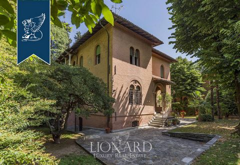 This elegant villa for sale, dating back to the early 1900s, is just a few metres from the Margherita Gardens, in one of Bologna's most exclusive streets. This luxury property is surrounded by a pleasant 1,000 sqm garden where up to four cars ca...