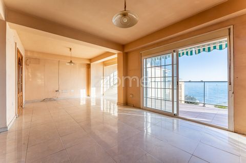 Identificação do imóvel: ZMES506508 UNIQUE OPPORTUNITY! Magnificent house located in one of the best areas of Malaga: Pedregalejo. It is located in front of the Pablo Ruíz Picasso promenade with stunning views of the sea. The property has 153m2 which...