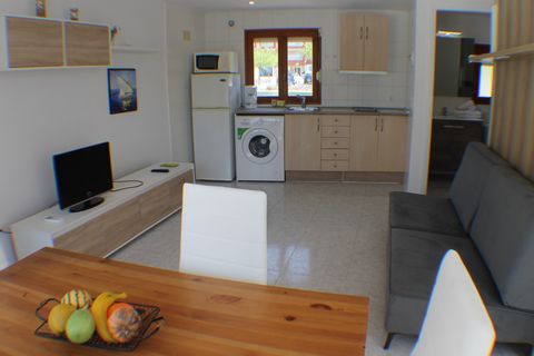 Dit gezellige studio appartement ligt in het charmante kustplaatsje Rosas, Costa Brava, Catalonië. De accommodatie heeft een mooi uitzicht op de zee en ligt in een rustige omgeving en vlakbij winkels en restaurants. Afstanden: 300 m van het zandstran...