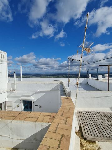 Wonderful home, in the heart of Vejer de la frontera. Beautiful typical Andalusian style house in a privileged enclave. The house has a bedroom, a bathroom, a living room and an equipped kitchen. It has a large and beautiful terrace with panoramic vi...