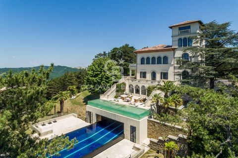 Villa de luxe de style Liberty près de Gubbio, dans la province de Pérouse. La prestigieuse propriété, d'une surface intérieure de 1 300 mètres carrés, est répartie sur quatre niveaux et bénéficie d'une vue panoramique sur toutes les collines ombrien...
