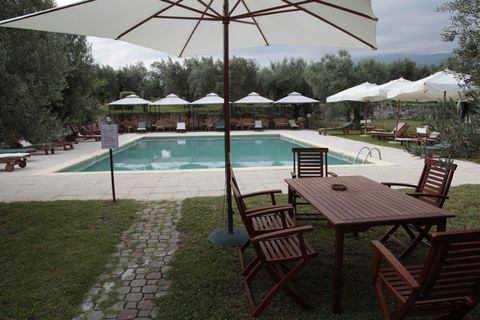 Uw vakantiewoning bevindt zich in een authentieke ´Agriturismo´ (vakantie op het platteland) bij het dorp Tocco da Casauria in de Italiaanse regio Abruzzo. Het landgoed is omgeven door een eeuwenoude olijfboomgaard met aan de ene kant het prachtige u...