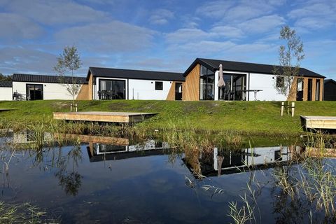 Dit fijne chalet ligt op het in 2022 geopende vakantiepark Resort De IJssel Eilanden. De diverse vakantiehuizen liggen in groepjes bij elkaar op de diverse eilanden aan de oevers van het Reevemeer, op slechts 5 km. van de pittoreske Hanzestad Kampen....
