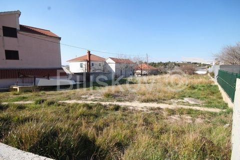 Solin, Sveti Kajo, we are selling a building plot of 1423m2 which consists of 2 plots, a larger area of 1371m2, and a smaller area of 52m2 located across the street and is ideal for parking. It is located in a quiet built-up area, surrounded by famil...
