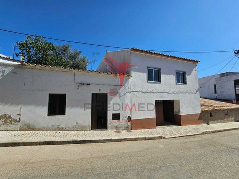 Property located in the village of São Marcos da Serra 30 minutes from Albufeira Beaches, 45 minutes from Faro International Airport. Property composed of 2 bedrooms, bathroom, kitchen, living room, yard and storage area. Contact us: Predimed St. Mar...