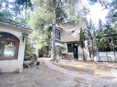 4 bedroom country house in Crevillente with 7.000 sq.m. plot. Finca to renovate in Crevillente with a 7000 m2 plot with a villa with 4 bedrooms, 2 bathrooms and several living rooms, a small house with 1 bedroom and 1 bathroom, an industrial warehous...