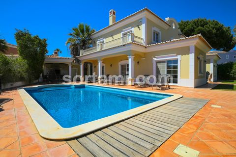 Charming detached four bedroom villa with pool. The villa with a construction area of 286m2, with two levels, comprises a spacious living- and dining room with a fireplace. The ground floor has a large kitchen, fully equipped and with direct access t...