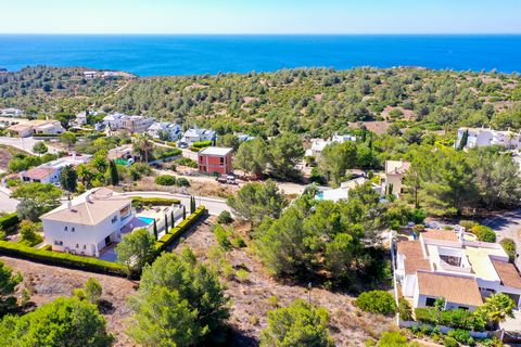 This building plot of 713 m2 with its unique location, at only 2 minutes from the typical fishing village of Burgau and a few meters from the local beautiful beach with easy access at walking distance is the ideal opportunity to build your dream hous...