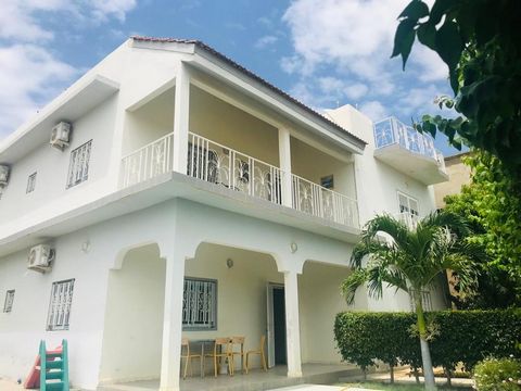 Spacious furnished villa R+1, ideal family home given its 7 bedrooms or 2 independent apartments. One on the ground floor with 3 bedrooms, 3 shower rooms, living room, kitchen, guest WC and terrace. The other upstairs has 4 bedrooms, 4 shower rooms, ...