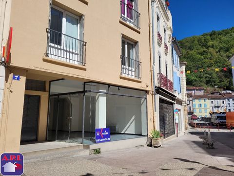 LOCAL COMMERCIAL CENTRE DE FOIX Local commercial à louer en centre-ville de Foix, bien situé et composé d'un espace de vente avec vitrine, d'un point d'eau. Taxe foncière facturée une fois par an (environ 1296  à l'année). ARIEGE PYRENEES IMMOBILIER...