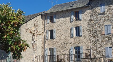 This house is located in the village of Vabre Tizac, 17 kilometers away from Villefranche de Rouergue. Built from stone, it is in good condition and easily habitable. It is sound and offers a large space spread over 4 levels. A large entrance equippe...