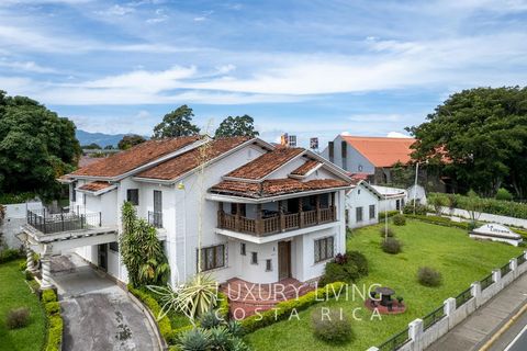 El Ruiseñor This wonderful and iconic property is located in the heart of San Francisco de Heredia. The land is located in the middle of a very important commercial area. It also has a house built 80 years ago with stately architecture, luxury finish...