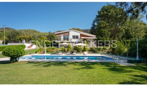 Luxury Villa in Sant Gregori This spectacular villa, located near the charming village of Sant Gregori, offers an unparalleled luxury experience. With a generous built area of 1279 m² and an extensive plot of 4178 m², this residence has been recently...