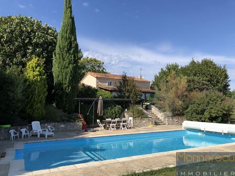 15 min South of BARBEZIEUX (16) - In a dominant position, this carefully renovated country house enjoys a very pleasant view of the slopes of the South Charente. It is very warm and comfortable for a family with its 227 m2 of living space. Four maste...
