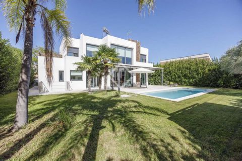 Lucas Fox presents this superb property in the Torren development in Conill de Bétera. It is an exclusive and especially luxurious property , as we can see in the pivoting door at the entrance, which even required a generously sized crane to install....