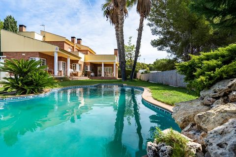 Discover this wonderful ANTI DROUGHT villa with its own water well, large garden, swimming pool and energy efficiency in Mas Mel, Calafell. Don't miss this opportunity for: • Its privileged location in the coveted residential area of Mas Mel in Calaf...