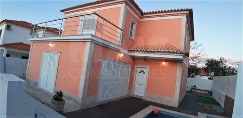 4 bedroom villa in Sesimbra with swimming pool and closed garage This house offers comfort and quality, it snuggles the whole family in a pleasant and welcoming space. Close to adventures, walks, vacations, sun, wonderful beaches, landscapes, gastron...