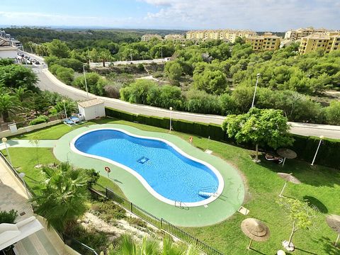 Campoamor golf 2 pokojowe mieszkanie do wynajęcia długoterminowego. Mieszkanie do wynajęcia długoterminowego w Lomas de Campoamor. Znajduje się na trzecim piętrze budynku z windą, na osiedlu mieszkaniowym z terenami zielonymi i basenem ogólnodostępny...