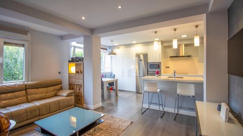 We present this apartment in the Azken Portu neighborhood, READY TO MOVE INTO AND FURNISHED. Totally exterior, bright and very welcoming. Zarautz is a coastal town, known for its beach, the longest in the Basque Country, its international surfing cha...