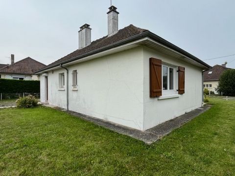 Single storey detached house 77 m2 comprising: Entrance, living room, fitted kitchen, bathroom, toilet, three bedrooms. Garage, enclosed plot of 600 m2. To be brought up to date. Septic tank to standard. Don't hesitate if you want to visit it. Your s...
