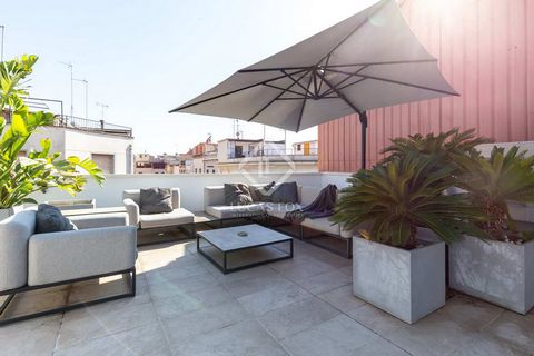 Lucas Fox presents this spectacular property located in Sant Feliu de Llobregat on a quiet street almost touching the Torreblanca area of Sant Joan Despí. It is a duplex penthouse located in a building that was completely renovated in 2021. It consis...