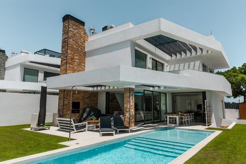 Brand new modern house in San Pedro Playa, located just a short walk to the beach and only few minutes drive to Puerto Banús. This contemporary home offers a luxury environment and top of the line appliances and features throughout.The entrance leve...