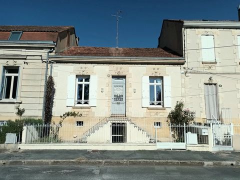 Attached house from the beginning of the 20th century, situated on a peaceful street and with beautiful views of a park, close to the town centre of Bergerac. On the elevated ground floor, original wooden floors, high ceilings, beautiful white painte...