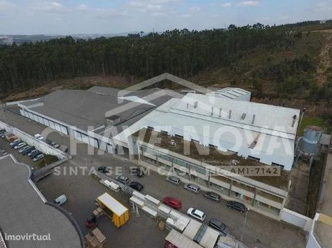 Warehouse for industrial activity, with transformation point, located 200 meters from the N104 and 2.2 km from the A1, or 2 minutes from the motorway entrance. Good administrative areas, with all the furniture and administrative equipment included in...