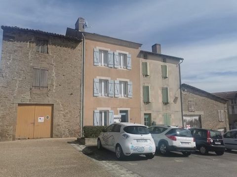 Come and discover this spacious 260 square meter house in the heart of the charming town of Châteauponsac. Located on a square in the city center, this property is at the heart of the town. Parking is convenient with an outdoor parking space and nume...